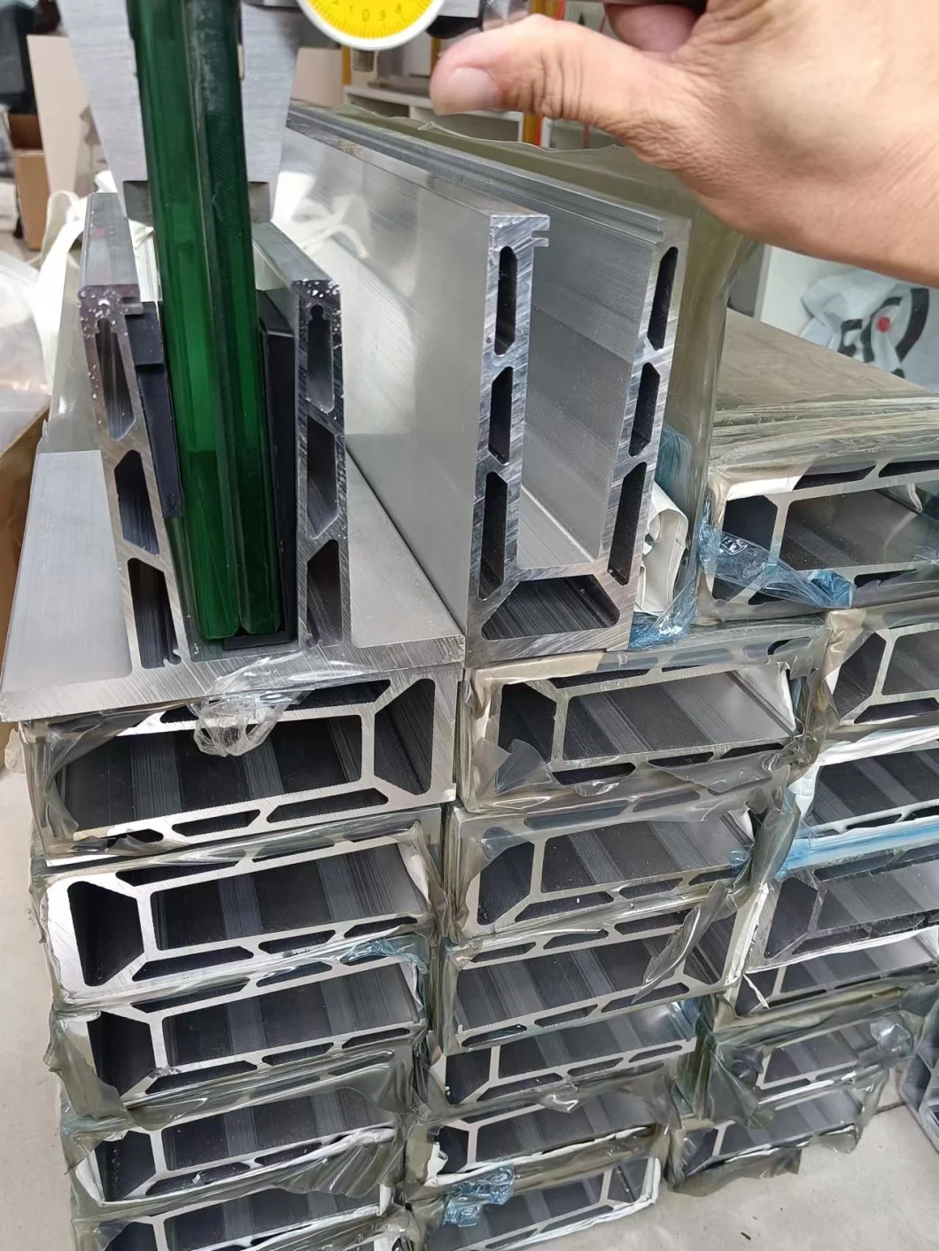 Exteriror Frameless Aluminum 12mm Tempered Glass Balustrades for Balcony System Price